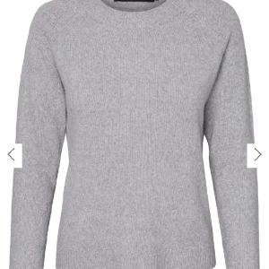 Stickad tröja - Jättefin tröja från Vero Moda säljer likadan i beige. Använ ett fåtal gånger säljer pågrund av att den inte kommer till användning. Nypris 250kr