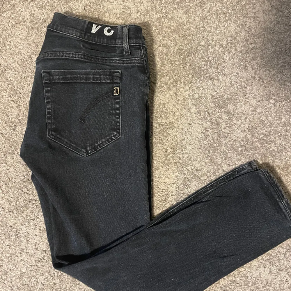 Tja! Säljer dessa Dondup jeansen i modellen George🤩 skick 9/10. Jeansen har en go svart färg och är i strl 34 men sitter smått.  Nypris: 3000+ Mitt pris: 799💯 hör av dig vid minsta funderingar mvh EBRESELL🔝. Jeans & Byxor.