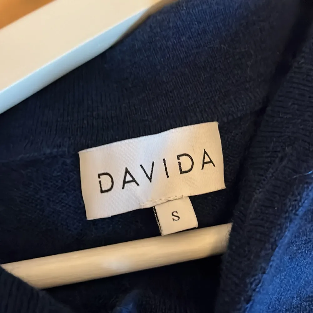 En tröja i en fin mörkblå färg  som är 100% Kashmir från Davida. Tröjan har knappar och är använd max 5 ggr därav väldigt bra skick. Nypris är 2700kr mitt pris är 899kr. Tröjor & Koftor.