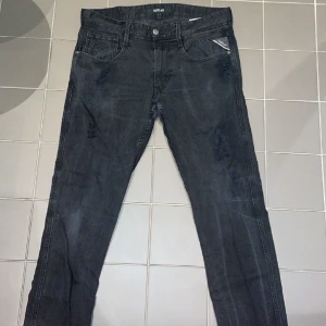 Replay Jeans - Säljer dessa riktigt feta anbass replay jeans. Distressed detaljer som gör dem riktigt feta. Tveka inte att höra av er med frågor! Priset är ej hugget i sten :). 