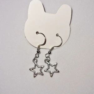 Super star - Silvriga örhängen (ej äkta, ej nickelfria), silvriga stjärnor 