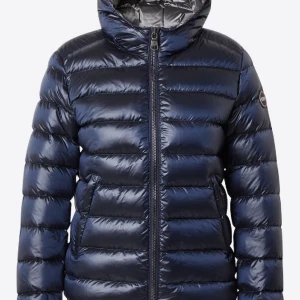 Colmar vinterjacka! - Helt oanvänd och fin jacka! Ny pris kostar 4899 och kan tänka mig att gå ner till 2600kr vid snabb affär , helt oanvänd så fynda!❤️ 