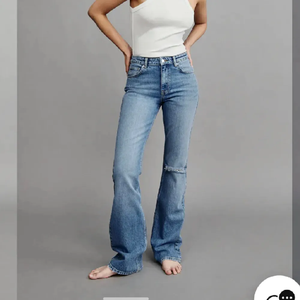 Snygga jeans som inte passar🤍 full längd och midwaist🤍slutsålda på hemsidan! Nypris 500🤍Skriv vid frågor🤍. Jeans & Byxor.