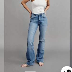 Snygga jeans som inte passar🤍 full längd och midwaist🤍slutsålda på hemsidan! Nypris 500🤍Skriv vid frågor🤍