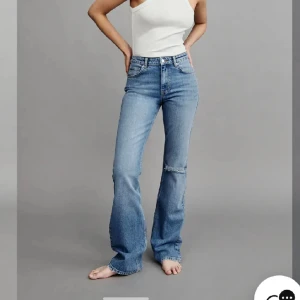 Gina tricot jeans  - Snygga jeans som inte passar🤍 full längd och midwaist🤍slutsålda på hemsidan! Nypris 500🤍Skriv vid frågor🤍