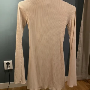 Klänning - Klänning från Solado Design med öppen rygg, aldrig använd lappen kvar då den va för liten för mig