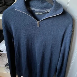 Half zip - Half zip från jack and jones i nyskick. Säljer för jag inte använder längre. Nypris 399kr