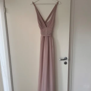 Festklänning - Säljer min balklänning men kan absolut användas till ett evenemang eller finare fest🌸 märket är oklart då den är köpt på Plick 