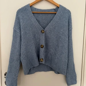 Blå stickad kofta - Mjuk och skön blå stickad kofta perfekt för sommarkvällar