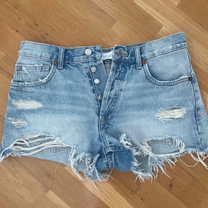 Zara jeansshorts - Säljer nu mina fina zara shorts då de inte kommer till användning🤍 Pris kan diskuteras!