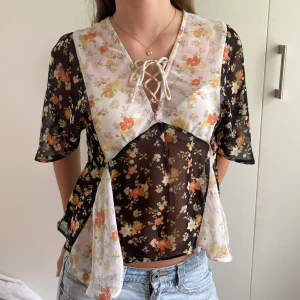 Blommig blus - Säljer denna skitcoola blommiga blusen🤩perfekt nu till sommaren💓tveka inte om ni har några frågor!!