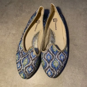 Slipons- glittriga  - Lätta somriga slipons i fina färger. Skorna är helt nya utan prislapp samt aldrig använda.