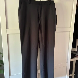 Kostymbyxor  - Från Bikbok och använda ett fåtal gånger. Helt hela och inte defekter och är i super fint skick🤩 säker pga att de är för stora för mig:) nypris är 399 men vill sälja till någon som kan använda de så säljer de för ett billigt pris🥰