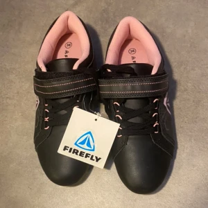 Sneakers- svart/rosa - Svarta firefly sneakers med rosa på insidan samt rosa detaljer på insidan. Skorna är helt nya med prislapp och oanvänd.