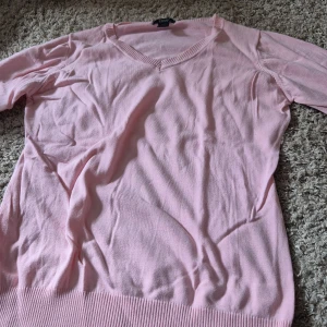 Rosa v-ringad tröja - En fin rosa v-ringad långärmad, köpt secondhand men är från Ellos Super fint skick,  aldrig använd