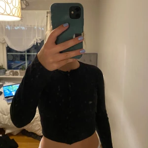 Svart tröja - Svart tröja med knappar från lager 157 i storlek S🖤 Enbart använd ett par få gånger