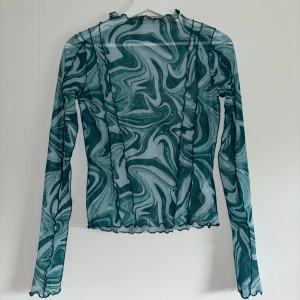 Mönstrad Topp - Säljer denna snygga mönstrade, genomskinliga toppen från Gina Tricot eftersom att jag inte får användning för den längre! Den är superfin nu till sommaren med ett linne under! Använd 1 gång, nyskick!🤩🌸