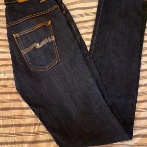 Nudie Jeans (nya) W30L34 - 💥helt nya oanvända nudie)💥 —— W30L34 Modell:thinn Finn Tvätt; dry ecro embo 2%elestan 98%cotton Skickar samma dag, köp görs