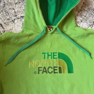 North Face huvtröja L - I mkt fint skick  Storlek L-ej stor i storleken  Skickar sammandrag, köp görs