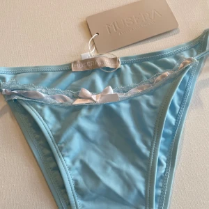 Blå bikiniunderdel  - Jättesöt baby blå bikini underdel! Jag köpte de secondhand av en säljare som sa att hon aldrig använt dom och jag har inte häller haft på mig dom någon gång