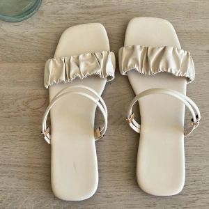Cream sandaler - Hej säljer ett par sandaler i bra skick. Jag har storlek 42 och beställde därför en storlek större. Kommer att passa dig om du också har 42 💜