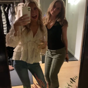 Blus Gina tricot - Blus ifrån Gina Tricot som är väldigt fin. Jag säljer den då jag behöver rensa min garderob💘