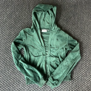 Juciy tröja mörk grön - Fin juciy tröja i väldigt bra skick, användt 1-3 gånger💕 i storlek 14-15. Har även ett par juciy byxor som man kan köpa med, info om de finns i mitt förra inlägg 💕pris kan diskuteras 