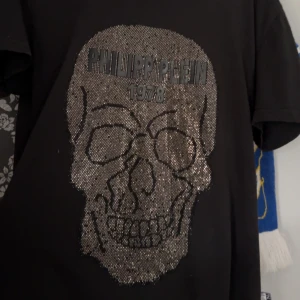 Philip Plein T-shirt - Säljer min PP tröja, har tyvärr inte kvitto. Använd fåtal gånger. Är EXTREMT liten i storleken. Storleken är XL men passar mig som är 180cm. Jättekonstigt men så e de ba. Behöver pengarna så därför jag säljer billigt och Snabb affär=billigare pris