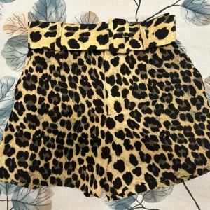 Leopard short - Säljer ett leopard short från zara i nyskick storlek S 