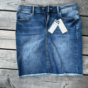 Jeanskjol storlek M - Oanvänd jeanskjol i storlek M. Prislappen är kvar och nypris är 329 kr. Säljer för att den inte passar.
