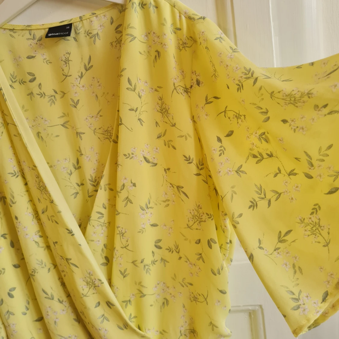 Gul blommig jumpsuit Gina Tricot 36 - 90