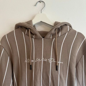 KWD, tröja - Mest lik färgen på första bilden 