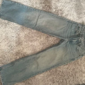 Zara jeans💓 - Säljer dessa jätte fina jeans pågrund av att de inte kommer till användning längre!💓 De är nästan i nyskick då de aldrig kom till användning! Köptes för 500 på zaras hemsida de är slutsålda så de är svåra att få tag på!💓