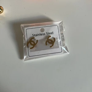 Guld örhängen - Aldrig använda, köpta utomlands!