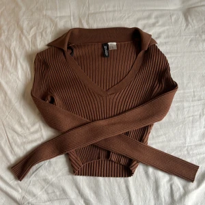 långarmad topp - brun topp med mycket stretch som sitter tight och som har en liten krage. passar även xs då den är jättestretchig😊
