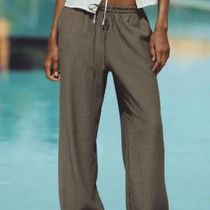 Zara byxor - Superfina byxer från zara🥰 Säljs då de va för stora och sista datum för retur passerade…🙃 storlek S men är ganska stora i storleken och långa i benen❤️