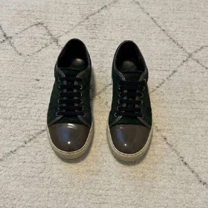 Lanvins - Tjena tjena! Säljer ett par lanvins i färgen grön/olive, sparsamt använda (skick 8/10) Box ingår ej men dustbag ingår👍🏼 Bara att skriva vid frågor mm!