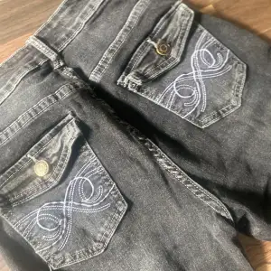 Grå/svarta jeans med tryck på bakfickorna, från shein, stl S.  Bootcut. Helt okej skick, använda men lega ett tag  