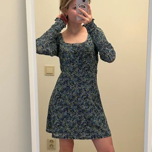 Blommig klänning - Söt långärmad klänning, kan användas både på sommaren och på vintern.  