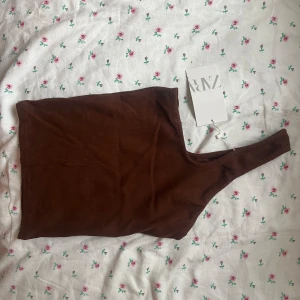 Asymmetrisk zara topp - Helt ny asymmetrisk ribbad topp från zara med tag på! Går att styla på flera olika sätt. 