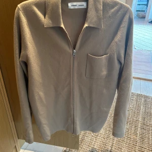 Samsøe Samsøe tröja med dragkedja.    - Mycket bra skick. Storlek M. Nypris 1499  Mitt pris 429 (billigast som jag kan se ute)