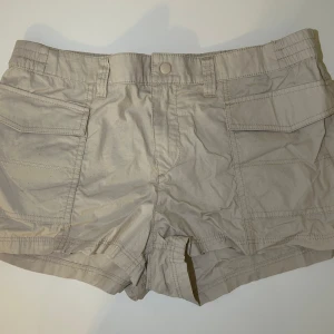 Cargo shorts  - Cargo shorts i strolek M, knappt änvända. Perfekt nu speciellt när det är sommar🫶  (Köparen står för frakten)