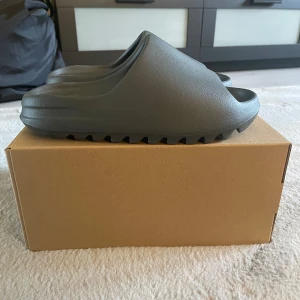 Yeezy slides, strl 43 - Säljer ett par helt nya Yeezy slides granite i storlek 43. Väldigt bekväma och kan användas båda inomhus och utomhus. Skicka DM om du vill ha fler bilder. Nypris 1999kr!! Kan gå ner i pris vid snabb affär!!