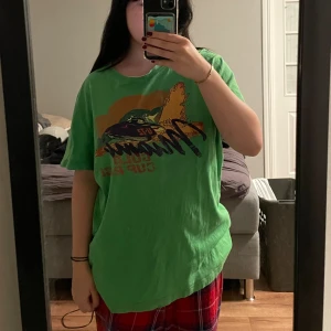 Tröja - Surf tshirt som har en stark grön färg, köpt second hand😋 kontakta mig om ni har några frågor<3