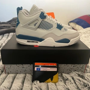 Jordan 4 military blue - Oanvända Jordan 4 military blue i storlek 42,5. Kvitto finns, köpta från footlocker.