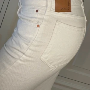 Lågmidjade jeans - Låga jeans ifrån Bikboks kollektion ”never denim”. I perfekt skick då dom endast använts 1 gång. Nypriset låg på 600kr jag säljer för 249kr 🐆🌴 