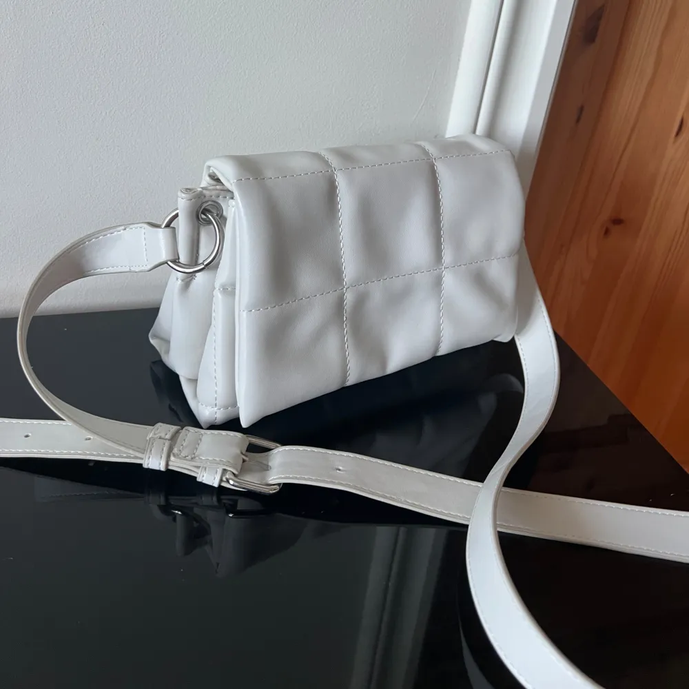 Fin väska från nelly, ganska liten men rymlig! Den stängs med en knapp. Använt fåtal gånger. Den enda defekt är att jag gjort nytt hål i axelbandet så den skulle bli aningen kortare . Laukut & Käsilaukut.