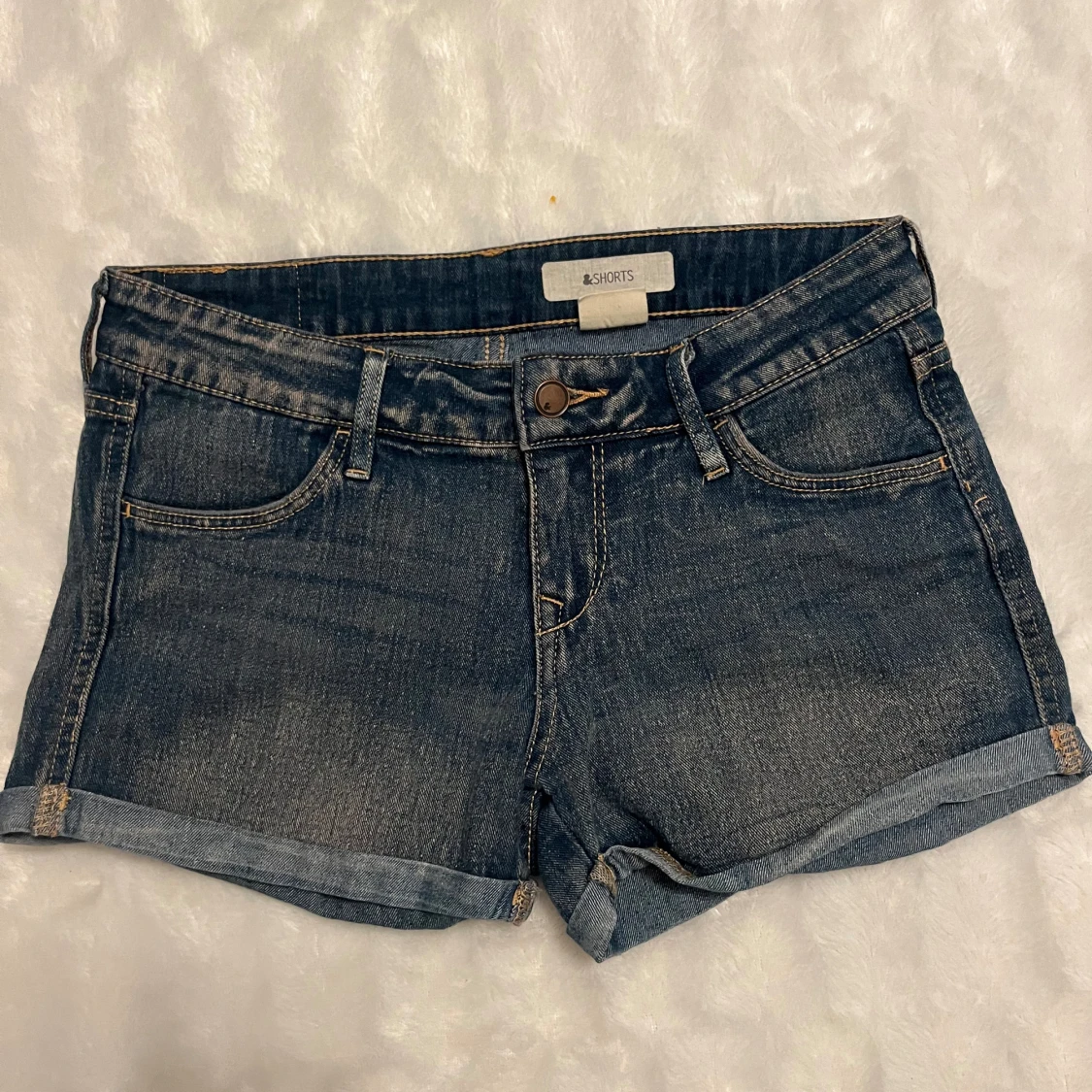 Blåa lågmidjade jeansshorts 
