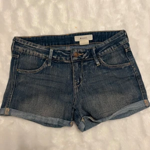 Blåa lågmidjade jeansshorts  - Ett par lågmidjade jeansshorts ifrån H&M.