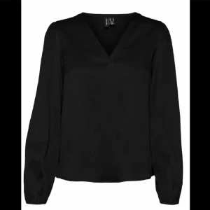 Vero Moda blus  - Säljer min vero Moda blus då den aldrig kom till användning, finns i vit också om man skulle vilja ha det😊nypris 500 